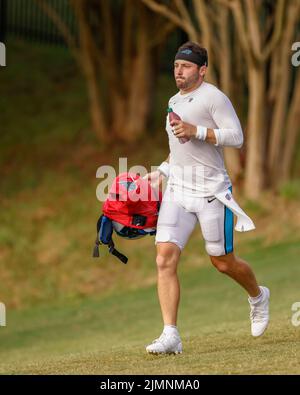 Spartanburg, SC États-Unis; le grand receveur Robbie Anderson (3) se prépare pour le début de la pratique pendant le camp d'entraînement de Carolina Panthers, samedi, 5 août, Banque D'Images