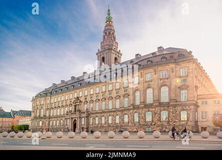 Palais de Christiansborg avec tour de Christiansborg - le siège du Parlement danois aux rayons du soleil couchant. Copenhague, Banque D'Images