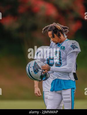 Spartanburg, SC États-Unis; le grand receveur Robbie Anderson (3) se prépare pour le début de la pratique pendant le camp d'entraînement de Carolina Panthers, samedi, 5 août, Banque D'Images