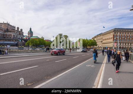 Vue sur les véhicules, les personnes, les vélos qui se déplacent sur le pont de l'autre côté de la baie. Vue sur le paysage urbain de Stockholm. Concept de transport. Suède. Stockholm. Banque D'Images