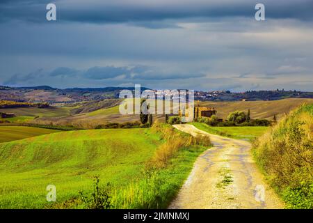 La route de terre traverse les collines Banque D'Images