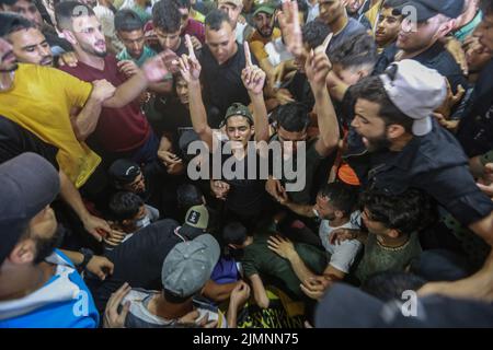 07 août 2022, territoires palestiniens, Rafah : les mouneurs palestiniens font leurs adieux à une mosquée à un palestinien lors de ses funérailles après qu'il, le commandant du Jihad islamique palestinien dans le sud, Khaled Mansour, et d'autres, ait été tué lors d'une attaque aérienne israélienne sur Rafah. Photo: Mohammed Talatene/dpa Banque D'Images