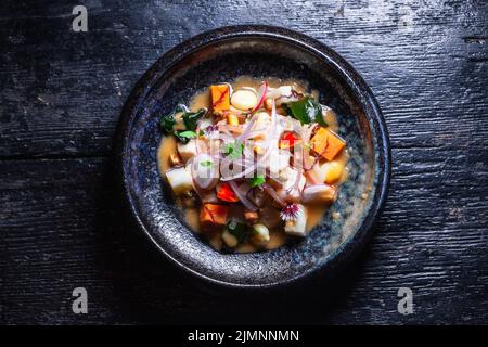 Plaque de cuisson à la fusion de ceviche en gros plan Banque D'Images