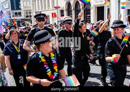 Brighton, Royaume-Uni. 6th août 2022. Les policiers participent à la parade communautaire Brighton & Hove Pride LGBTQ+ anniversaire 30th. Brighton & Hove Pride a pour but de célébrer et de promouvoir le respect, la diversité et l'inclusion au sein de la communauté locale, ainsi que de soutenir les associations caritatives et les causes locales par le biais de collectes de fonds. Crédit : Mark Kerrison/Alamy Live News Banque D'Images