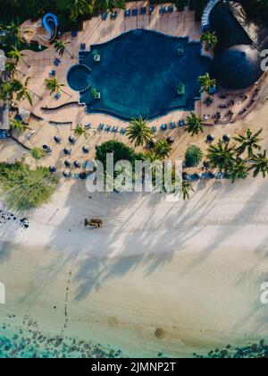 Drone vue aérienne de la station tropicale, la station tropicale vue aérienne de drone avec piscine et océan Banque D'Images