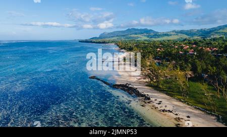 Drone vue aérienne de la station tropicale, la station tropicale vue aérienne de drone avec piscine et océan Banque D'Images