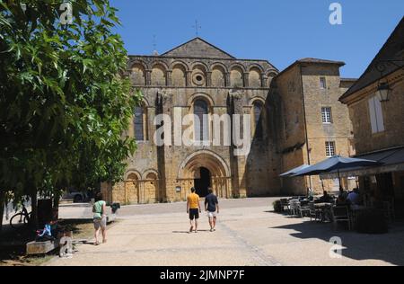 L'église abbatiale dans le village de Cadouin dans le Périgord Noir de la Dordogne. Il se trouve sur la route des pèlerins de Saint jacques de Compostelle . Banque D'Images