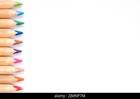 Crayons de couleur isolés sur fond blanc.gros plan. Espace de copie Banque D'Images