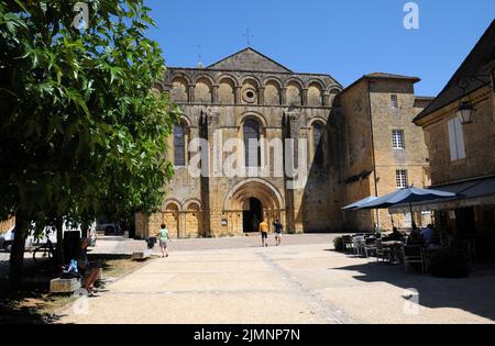 L'église abbatiale dans le village de Cadouin dans le Périgord Noir de la Dordogne. Il se trouve sur la route des pèlerins de Saint jacques de Compostelle . Banque D'Images