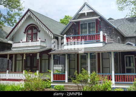 Les maisons historiques en pain d'épice en chêne se promontent dans le massachusetts sur le vignoble de Martha par une journée ensoleillée. Banque D'Images