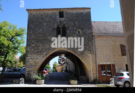 Une arche en pierre sur la place du marché du village de Molières en Dordogne. La bastide date de 1284 mais n'a jamais été terminée. Banque D'Images