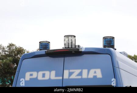 Vérone, VR, Italie - 29 mai 2022: Écrit POLIZIA qui signifie police en langue italienne dans le bleu de l'émeute van Banque D'Images