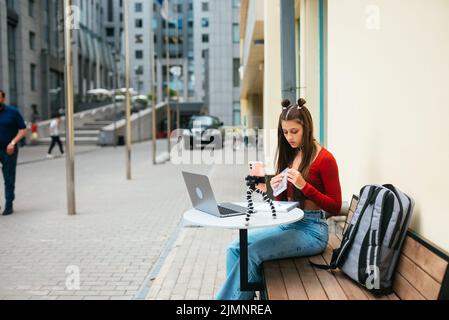 Femme freelance dans un café d'été se préparant au travail. Banque D'Images