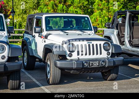 Pigeon Forge, TN - 25 août 2017: Modifié hors route Jeep Wrangler JK Sport Soft Top lors d'un rallye de fervents local. Banque D'Images