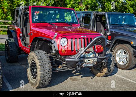 Pigeon Forge, TN - 25 août 2017: Modifié hors route Jeep Wrangler JK Sport Soft Top lors d'un rallye de fervents local. Banque D'Images