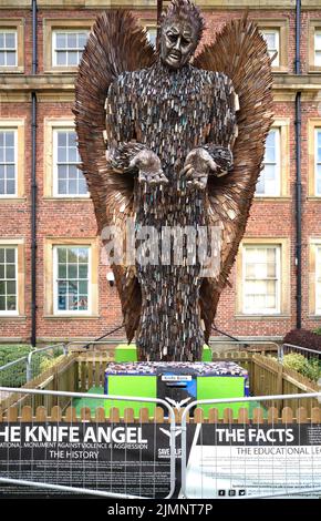 La sculpture de Knife Angel par le sculpteur Alfie Bradley fait à partir de plus de 100 000 couteaux remis à la police contre le crime au Royaume-Uni exposé à Kirkleatham R. Banque D'Images