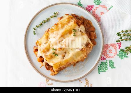 Pâtes de cannelloni avec remplissage de bœuf haché, tomates, cuites au bechamel Banque D'Images