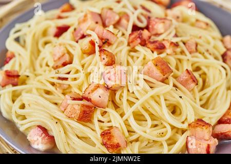 Pâtes Carbonara. Spaghetti à la pancetta, aux œufs, au parmesan et à la crème Banque D'Images