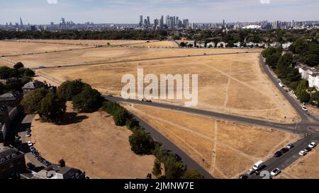Vue sur Blackheath, Londres. Alors que certaines régions d'Angleterre sont en voie de parapissement, elles sont confrontées à une interdiction de l'pipe-pipe dans des conditions très sèches et devant une autre vague de chaleur prévue. Des mois de faibles précipitations, combinées à des températures record en juillet, ont laissé les rivières à des niveaux exceptionnellement bas, des réservoirs épuisés et des sols asséchés. Date de la photo: Dimanche 7 août 2022. Banque D'Images