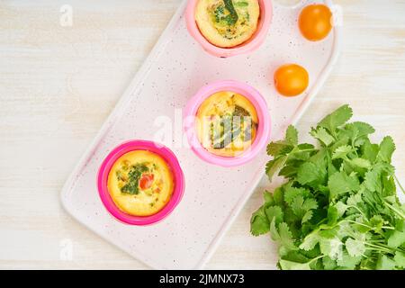 Muffins aux œufs, paléocards, céto. Omelette aux épinards, légumes, tomates Banque D'Images