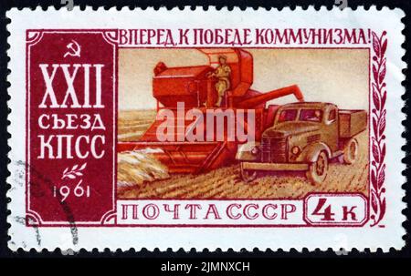 RUSSIE - VERS 1961: Un timbre imprimé en Russie montre moissonneuse-batteuse, machines agricoles, vers 1961 Banque D'Images