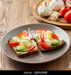 Smorrebrod - sandwichs traditionnels danois. Pain de seigle noir avec oeuf bouilli Banque D'Images