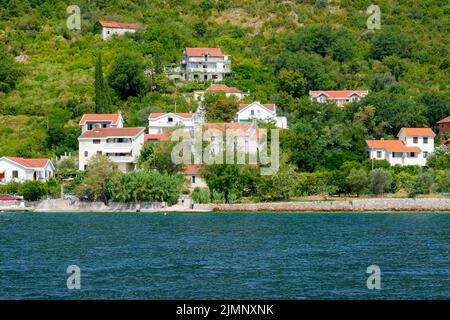 Herceg Novi, Monténégro, août 2021. Vue sur la baie d'IgaloBoko-Kotor, les montagnes et le village de Herceg Novi. Igalo Resort. Voyage par Monténégro. Banque D'Images