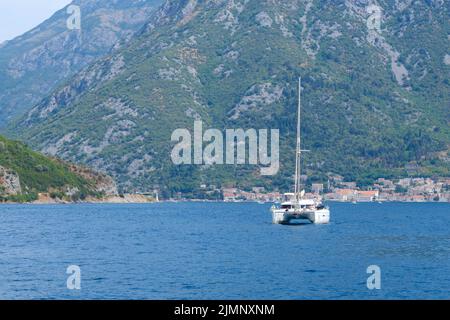 Herceg Novi, Monténégro, août 2021. Vue sur la baie d'IgaloBoko-Kotor, les montagnes et le village de Herceg Novi. Igalo Resort. Voyage par Monténégro. Banque D'Images