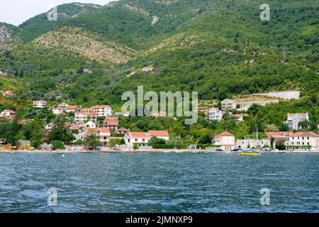 Herceg Novi, Monténégro, août 2021. Vue sur la baie d'IgaloBoko-Kotor, les montagnes et le village de Herceg Novi. Igalo Resort. Voyage par Monténégro. Banque D'Images