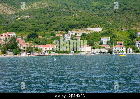 Herceg Novi, Monténégro, août 2021. Vue sur la baie d'IgaloBoko-Kotor, les montagnes et le village de Herceg Novi. Igalo Resort. Voyage par Monténégro. Banque D'Images