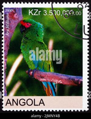 ANGOLA - VERS 2000: Un timbre imprimé en Angola montre la macaw militaire, ara militaris, est un grand perroquet indigène aux forêts du Mexique et de l'Amérique du Sud, c Banque D'Images