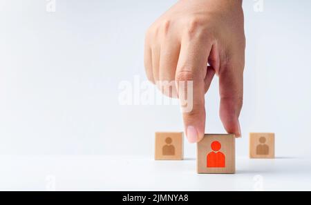 Gros plan main choisir l'icône d'un humain ou d'un peuple rouge sur un bloc cube en bois d'un autre isolé sur fond blanc avec espace de copie. Concept o Banque D'Images
