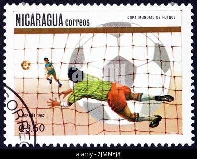 NICARAGUA - VERS 1982: Un timbre imprimé au Nicaragua montre joueur de football en action, coupe du monde 1982, Espagne, vers 1982 Banque D'Images