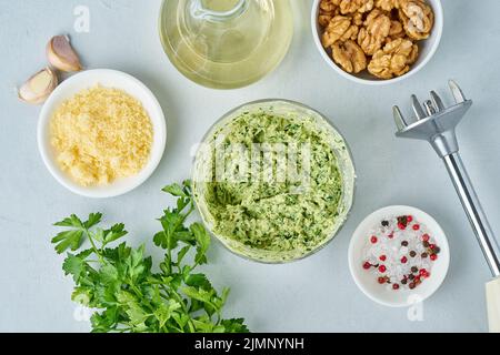 Recette étape par étape. Pâtes pesto, bavette aux noix, Banque D'Images