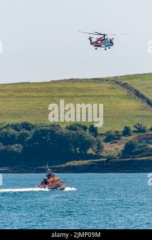 Courtmacsherry, West Cork, Irlande. 7th août 2022. Un exercice multi-agences de recherche et sauvetage aériens et maritimes a eu lieu aujourd'hui à Courtmacsherry Bay. Le navire de la Marine irlandaise « George Bernard Shaw » y a participé, avec le bateau de sauvetage Courtmasherry RNLI « Frederick Story Cockburn », l'hélicoptère Coastguard « Rescue 117 » et les agences de sauvetage terrestres. Une grande foule de personnes se sont rassemblées sur la promenade côtière pour regarder l'exercice. Crédit : AG News/Alay Live News Banque D'Images