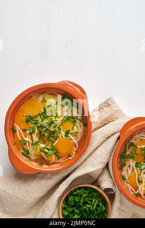 Soupe de poulet saine avec légumes et nouilles de riz, régime de fodmap Dash, vue du dessus de l'espace de copie Banque D'Images