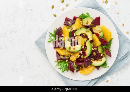 Salade végétalienne avec des graines de betterave, de l'avocat, de la féta orange, de la ricotta et de la citrouille, du keto Banque D'Images