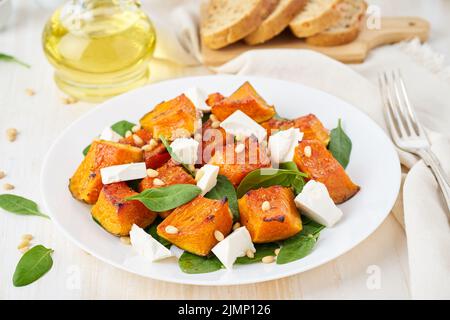 Salade avec citrouille rôtie, fromage feta, épinards, noix au miel et assaisonnements, vue latérale Banque D'Images