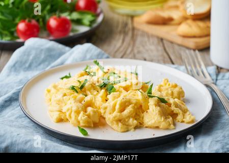 Œufs brouillés, omelette, vue latérale. Petit déjeuner avec œufs poêlés Banque D'Images