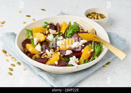 Salade végétalienne avec des graines de betterave, de l'avocat, de la féta orange, de la ricotta et de la citrouille, du keto Banque D'Images