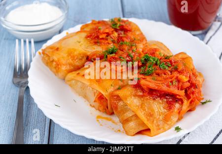 Kelem dolmasi - rouleaux de chou. Chou dolma à la crème aigre Banque D'Images