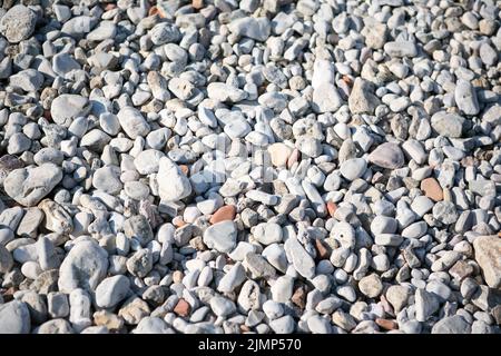 Arrière-plan de la mer galets sur la plage, gros plan. Petites et grandes pierres lisses. Texture de galets de plage pour un poste, économiseur d'écran, papier peint Banque D'Images