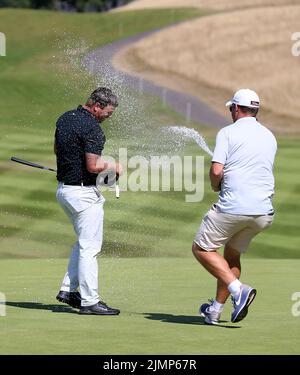 Le Callum Shinkwin d'Angleterre est vaporisé de champagne sur le green 18th après avoir remporté l'Open de Cazoo Welsh lors du quatrième jour de l'Open de Cazoo Wales au Celtic Manor Resort à Newport, pays de Galles. Date de la photo: Dimanche 7 août 2022. Banque D'Images