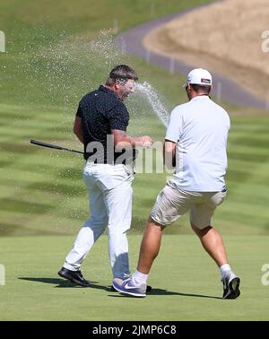 Le Callum Shinkwin d'Angleterre est vaporisé de champagne sur le green 18th après avoir remporté l'Open de Cazoo Welsh lors du quatrième jour de l'Open de Cazoo Wales au Celtic Manor Resort à Newport, pays de Galles. Date de la photo: Dimanche 7 août 2022. Banque D'Images