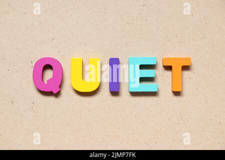 Lettre alphabétique de couleur en mot Quiet sur fond de bois Banque D'Images