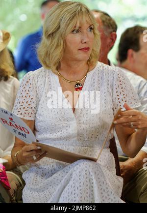 Fancy Farm, Kentucky, États-Unis. 06 août 2022. Kelley Paul, épouse de la sénatrice Rand Paul, termine son discours avant la partie politique du pique-nique de la ferme de Saint-Jérôme de 142nd. Rand Paul devait à l'origine prendre la parole, mais il a demandé à sa femme de remplir après avoir été incapable de quitter Washington en raison d'un vote prévu au Sénat. (Crédit: Billy Suratt/Apex MediaWire via Alay Live News) Banque D'Images