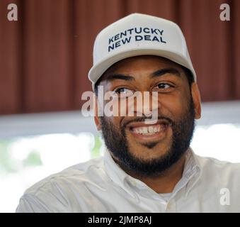 Fancy Farm, Kentucky, États-Unis. 06 août 2022. Charles Booker, candidat au Sénat démocratique, sourit alors qu'il marche sur scène pendant le pique-nique de la ferme de la Fancy de Saint-Jérôme en 142nd. Collecteur de fonds pour l'église catholique Saint-Jérôme, le pique-nique est connu pour servir des tonnes de viandes grillées et pour inviter les politiciens à jouer les uns aux autres devant une foule qui est à la fois autorisée et encouragée à chatouiller. (Crédit: Billy Suratt/Apex MediaWire via Alay Live News) Banque D'Images