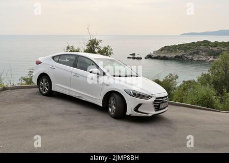 Drobnici, Monténégro - 5 juin 2022 : véhicule Hyundai sur la côte Adriatique au Monténégro Banque D'Images