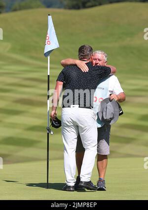 Le Callum Shinkwin d'Angleterre est félicité par son caddie pour le green 18th après avoir remporté l'Open de Cazoo Welsh au cours du quatrième jour de l'Open de Cazoo Wales au Celtic Manor Resort à Newport, pays de Galles. Date de la photo: Dimanche 7 août 2022. Banque D'Images