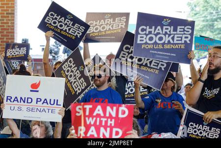 Fancy Farm, Kentucky, États-Unis. 06 août 2022. Les partisans du sénateur républicain Rand Paul et du challenger démocrate Charles Booker tiennent des panneaux de campagne pendant le pique-nique de la ferme de Saint-Jérôme de 142nd. Collecteur de fonds pour l'église catholique Saint-Jérôme, le pique-nique est connu pour servir des tonnes de viandes grillées et pour inviter les politiciens à jouer les uns aux autres devant une foule qui est à la fois autorisée et encouragée à chatouiller. (Crédit: Billy Suratt/Apex MediaWire via Alay Live News) Banque D'Images